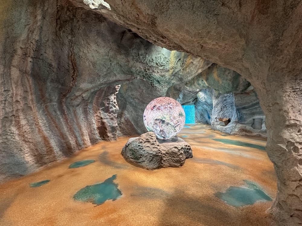 SPHERE-Installation in einer Grotte, Kugel zeigt abstrakten Content