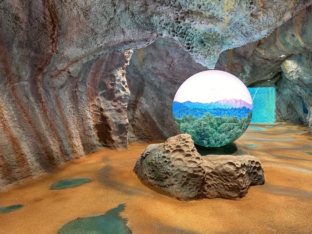 SPHERE-Installation in einer Grotte, Kugel zeigt eine Landschaft